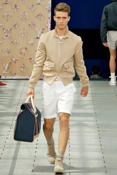 Look 15